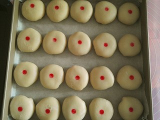 22、鲜肉月饼,拿根筷子,沾点红色色素,点在月饼上,放入预热好的烤箱,中层,上火175℃下火200℃烤20-25分钟