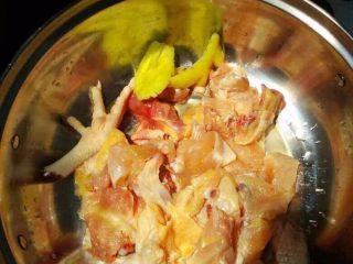 1、【洋参枣杞鸡汤】补气养神的高考餐,土鸡剁成块