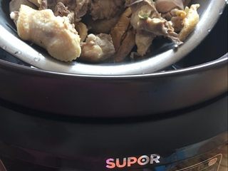 4、【洋参枣杞鸡汤】补气养神的高考餐,倒入苏泊尔电炖锅里