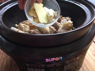 5、【洋参枣杞鸡汤】补气养神的高考餐,放少许葱姜