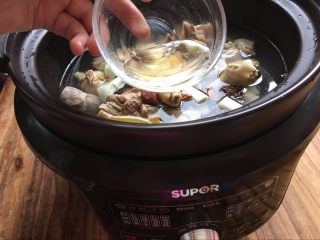 10、【洋参枣杞鸡汤】补气养神的高考餐,倒适量料酒