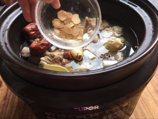 13、【洋参枣杞鸡汤】补气养神的高考餐,少许参片