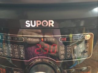 14、【洋参枣杞鸡汤】补气养神的高考餐,盖上锅盖，启动电源，选择煲汤键，启动