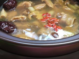 17、【洋参枣杞鸡汤】补气养神的高考餐,等机器发出滴滴声，就可以关掉电源，享用