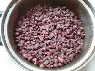 2、桂香豆沙三角包,放进锅里大火烧开，小火焖至豆子都裂开酥烂就行了