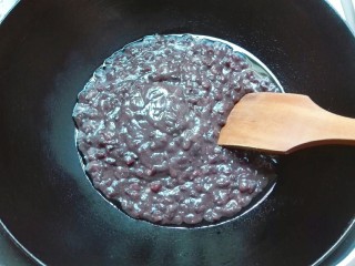 5、桂香豆沙三角包,炒锅放一勺油，豆沙放进，中火炒