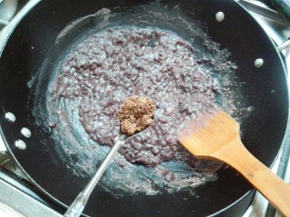 6、桂香豆沙三角包,炒至豆沙不再流淌，放一小勺糖桂花翻炒均匀