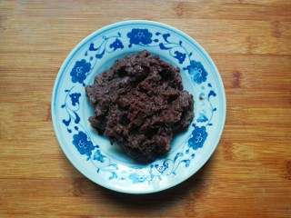 7、桂香豆沙三角包,豆沙盛盘子里凉透放冰箱冷藏