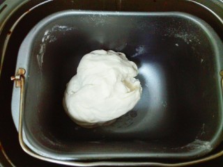 11、桂香豆沙三角包,面包机里面放210克温水，放糖搅拌化了，放面粉，酵母一起搅拌成湿润面团