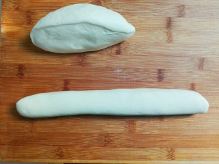 13、桂香豆沙三角包,面团对半切开，取一半搓成光滑长圆条