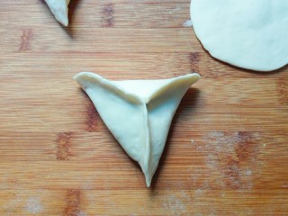 18、桂香豆沙三角包,一个三角包成功了，其余都这样做好