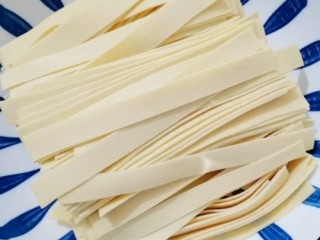 1、韭菜炒干豆腐,干豆腐切条备用