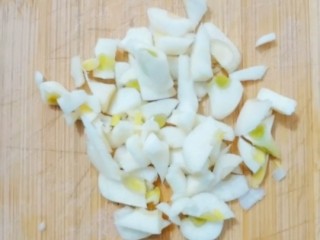 2、韭菜炒干豆腐,蒜切末备用