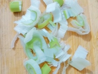 3、韭菜炒干豆腐,葱花切末备用