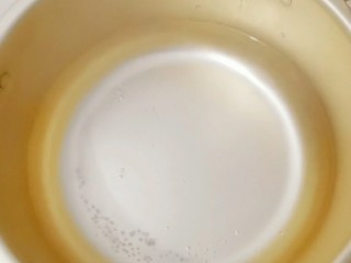 5、韭菜炒干豆腐,锅烧开水