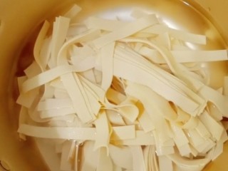 6、韭菜炒干豆腐,放入干豆腐条焯一分钟