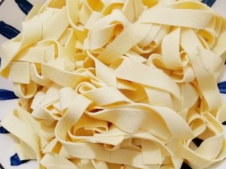 7、韭菜炒干豆腐,捞出空干水份，放入盘里备用