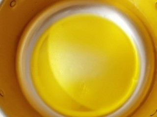 8、韭菜炒干豆腐,锅烧热 放入食用油