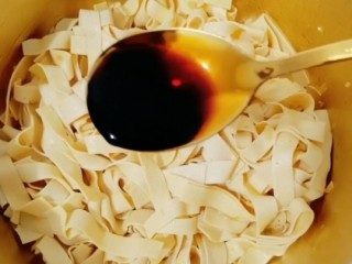 11、韭菜炒干豆腐,加入生抽两小勺