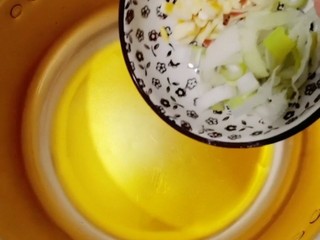 9、韭菜炒干豆腐,爆香葱花和蒜末