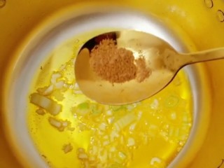 10、韭菜炒干豆腐,放入十三香翻炒均匀