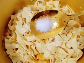 13、韭菜炒干豆腐,一小勺盐加入