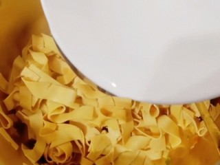 14、韭菜炒干豆腐,加入半碗清水