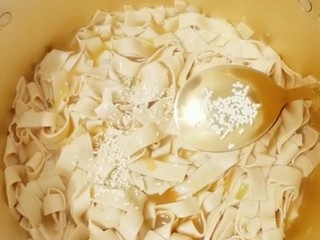 16、韭菜炒干豆腐,加入鸡精