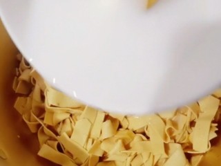 17、韭菜炒干豆腐,淀粉半小勺放入碗里，加入少半碗清水搅拌均匀，倒入锅里，中小火烧开即可