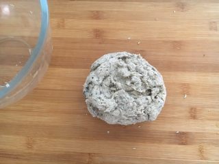 1、蔓越莓黑麦藤篮法式欧包,混合成团后移到案板上,手工揉面。