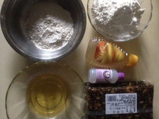 1、荞麦无糖五仁月饼,准备好材料
