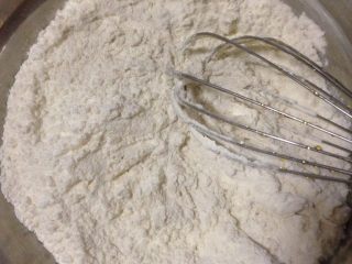 4、荞麦无糖五仁月饼,中粉和荞麦粉过筛混均匀
