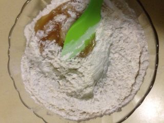 5、荞麦无糖五仁月饼,加入到乳化好的糖浆糊里
