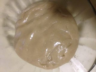 7、荞麦无糖五仁月饼,盖上保鲜膜 室温松弛2小时 让面粉充分吸收糖油