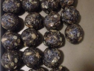 8、荞麦无糖五仁月饼,五仁馅 分好揉成球备用 50克月饼 分33克一个 75克月饼分53克