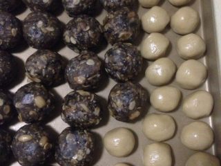 9、荞麦无糖五仁月饼,醒好的面团 按照50克月饼17克 75克22克的比例分好 揉成光滑的面团 