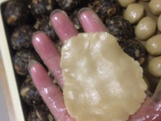 10、荞麦无糖五仁月饼,取一个面团压扁