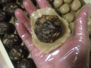 11、荞麦无糖五仁月饼,包上馅料