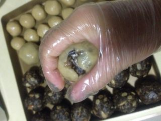 12、荞麦无糖五仁月饼,用虎口往上收 尽量让面皮和馅料紧密贴合 均匀 成品才漂亮