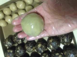 13、荞麦无糖五仁月饼,手好口 在手掌中滚圆