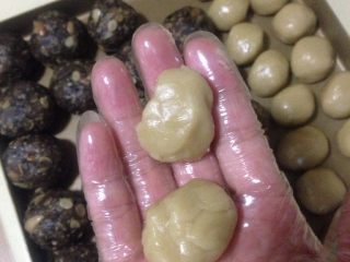 14、荞麦无糖五仁月饼,有些朋友说包月饼好难 有一个小窍门：取一个面团 分成两半