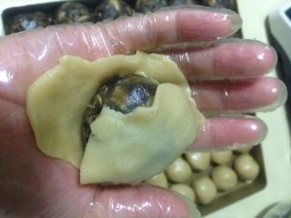 15、荞麦无糖五仁月饼,分别压扁 像三明治一样 馅在中间 把边缘捏合 