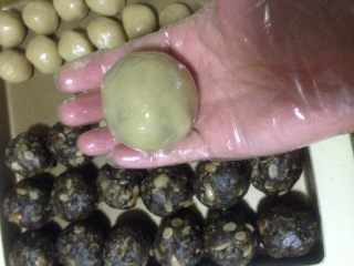 16、荞麦无糖五仁月饼,在手掌中滚圆 一个手演示 一个手拍真的好难做 不是很好看 领会精神吧 包的动作要快一点 也是熟能生巧
