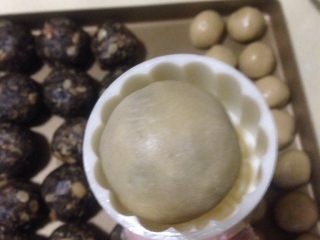 17、荞麦无糖五仁月饼,蘸上熟糯米粉 放到模子里 