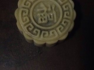 18、荞麦无糖五仁月饼,在油布上垂直压 千万不要晃动 模子选的好 很容易脱模的