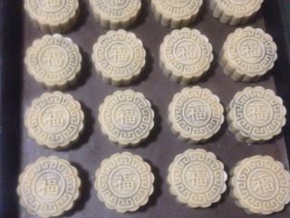 19、荞麦无糖五仁月饼,依次包好 压好 烤箱预热200度 中层 月饼喷水烤5分钟定型