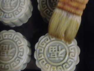 20、荞麦无糖五仁月饼,取出晾凉几分钟 薄薄的涂一层蛋液