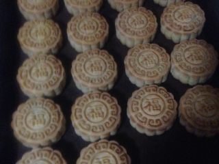 21、荞麦无糖五仁月饼,200度 再烤7～10分钟 表面上色 烤熟 取出晾凉