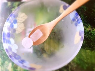 4、日式杏仁豆腐,冰糖两颗（终于有点色彩了）