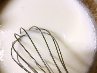 5、日式杏仁豆腐,粉、奶、水、糖充分搅拌融化
